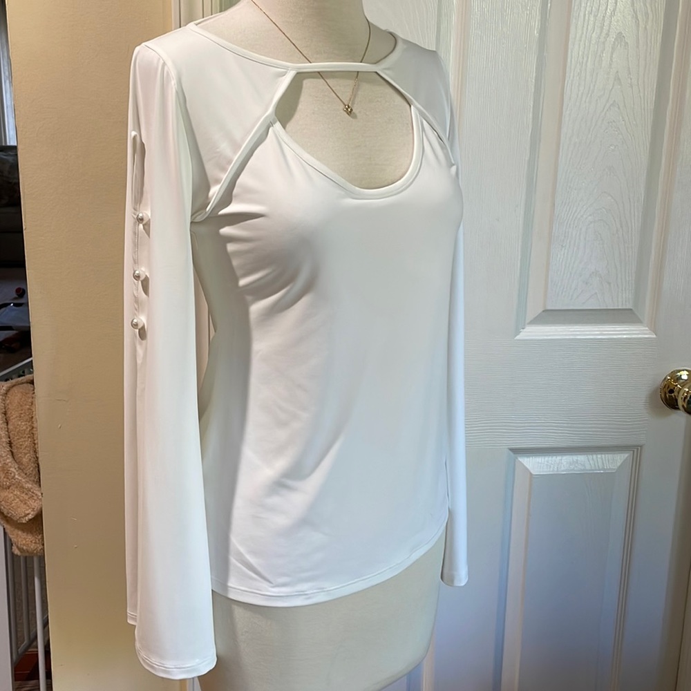 HOST PICK!!! Brand new ANN FONTAINE top with white pearl split sleeve